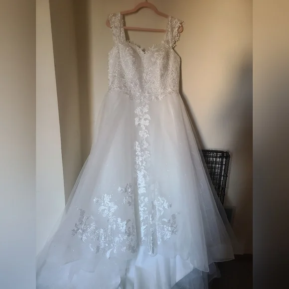 Classic White Lace A-Line Wedding Dress with Floral Detail - Picture 6 of 10